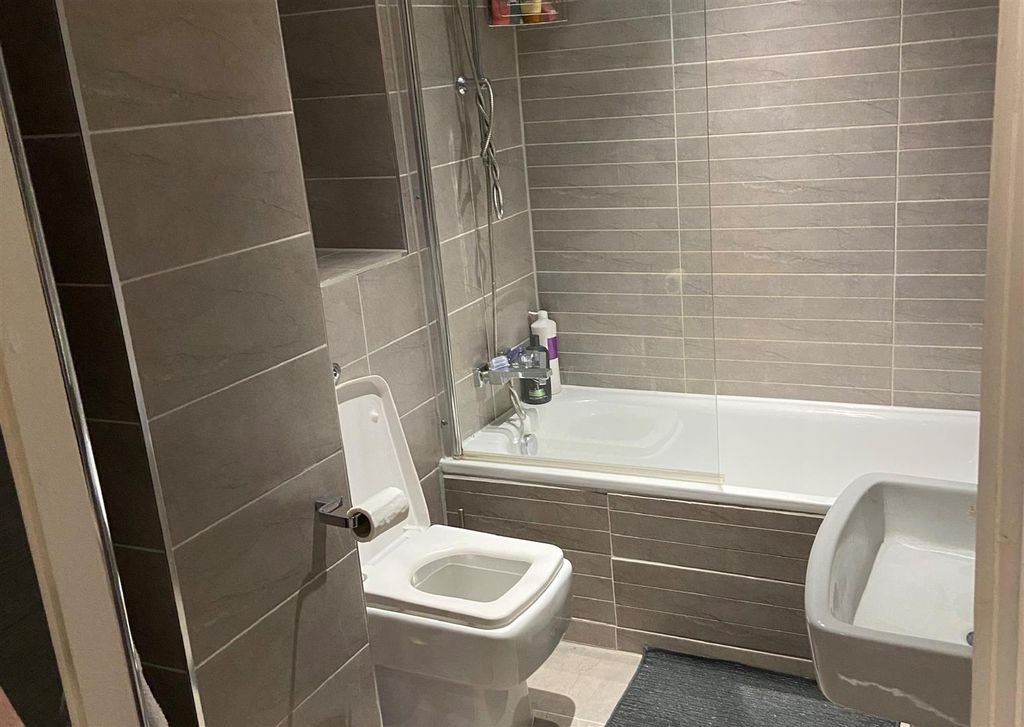 Property photo 2 of 7 313 Rh Bathroom.Jpg