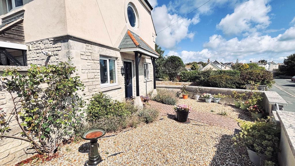 Property photo 3 of 26 Front Garden