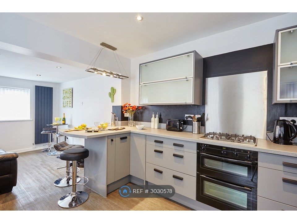 Property photo 3 of 12 Kitchen
