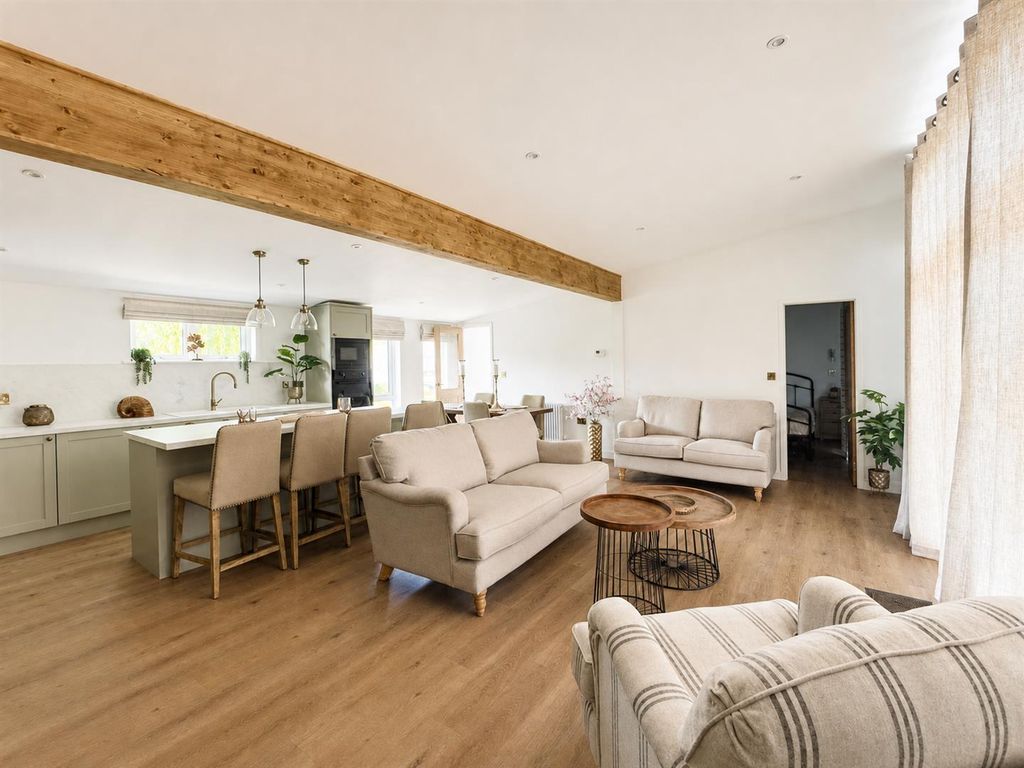 Property photo 1 of 12 Fletchers-Farmhouse-12A-Thames-Road-5389130d-6.Png