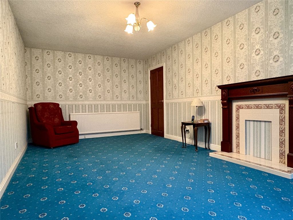 Property photo 3 of 14 Lounge