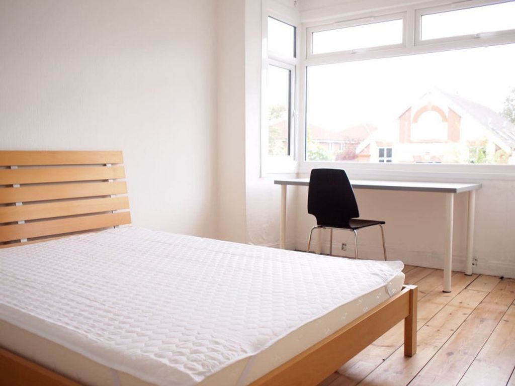 Property photo 1 of 11 Bright And Spacious Double Bedroom Featuring Large...