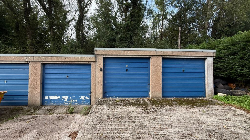 Property photo 1 of 3 Garage 7
