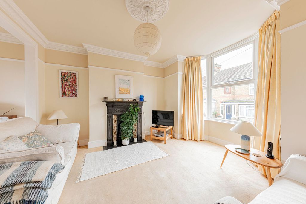 Property photo 2 of 26 Living Room (1)