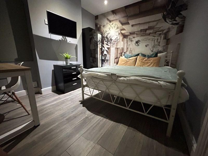 Property photo 2 of 10 A Stylish Master Bedroom Featuring A Comfortable d...