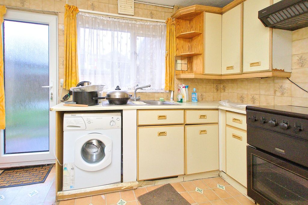 Property photo 3 of 12 Kitchen