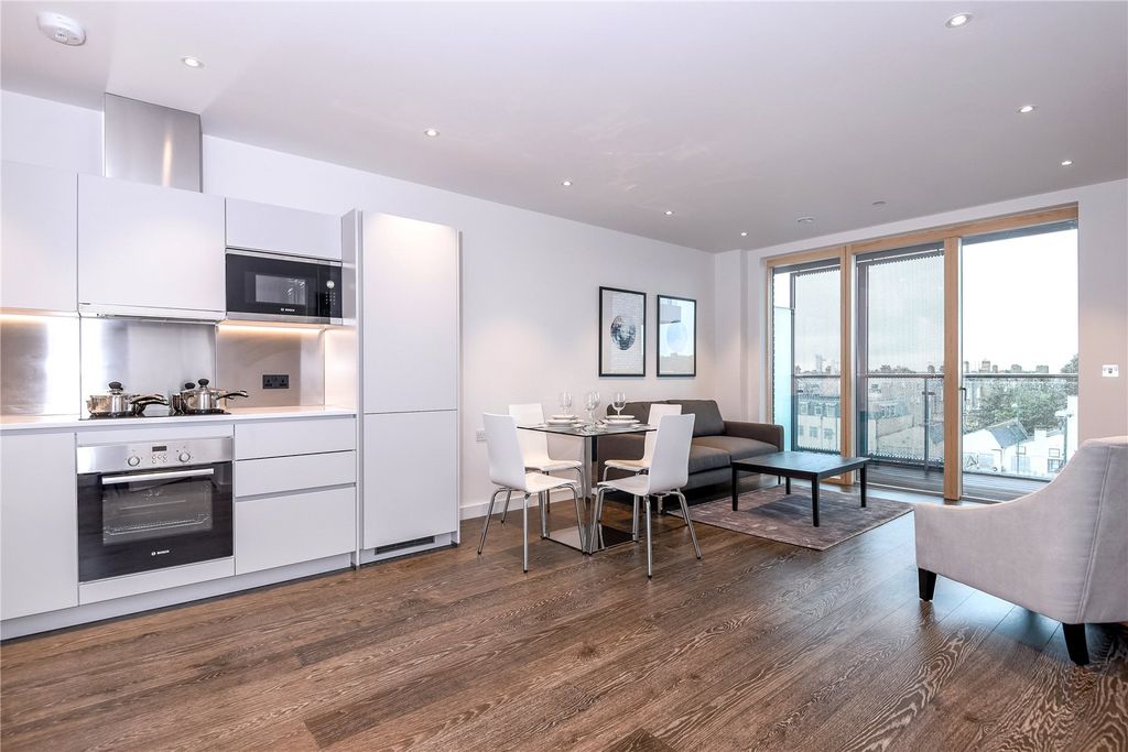 Property photo 1 of 8 Reception/Kitchen