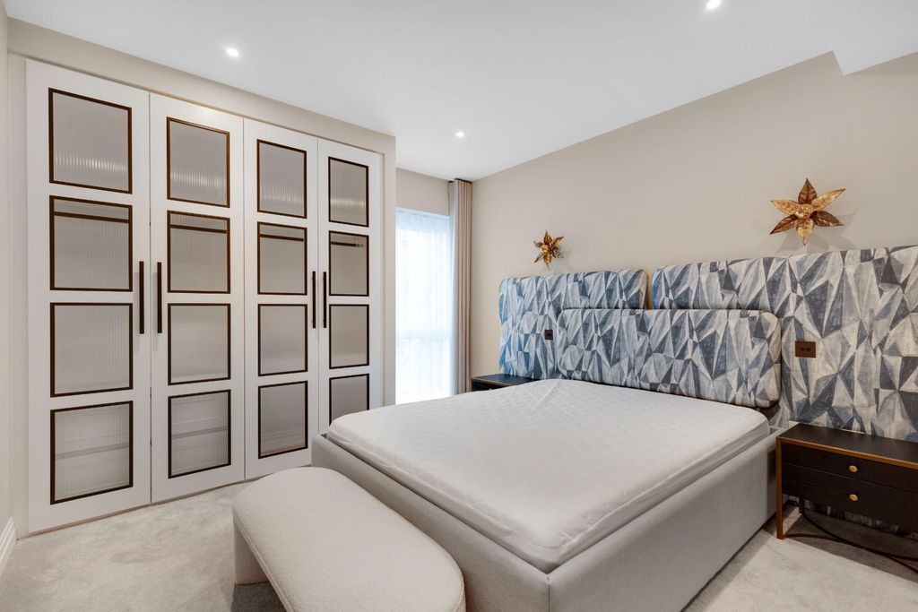 Property photo 3 of 16 Bedroom