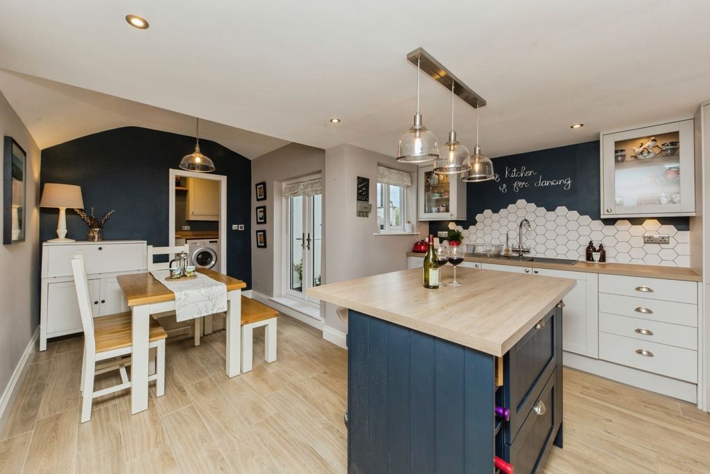 Property photo 3 of 16 Photo