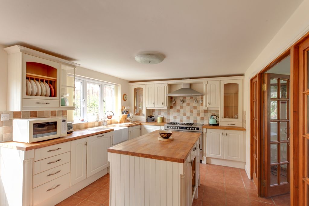 Property photo 2 of 28 Country Island Kitchen