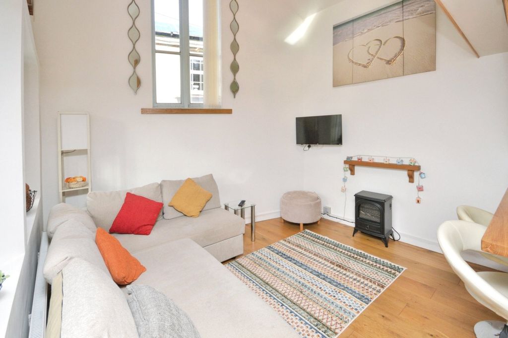 Property photo 3 of 14 Sitting Room