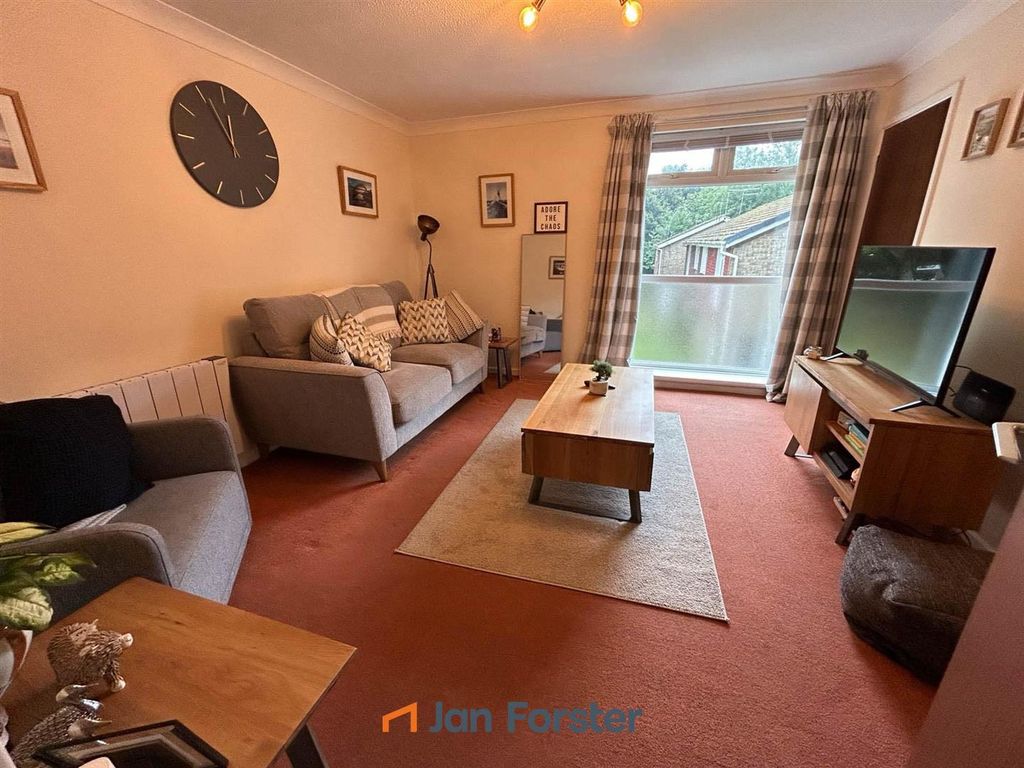 Property photo 2 of 6 Lounge