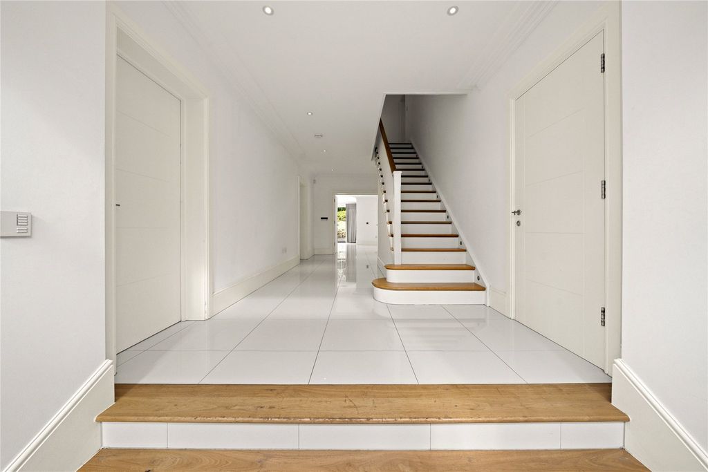 Property photo 3 of 20 Entrance Hall