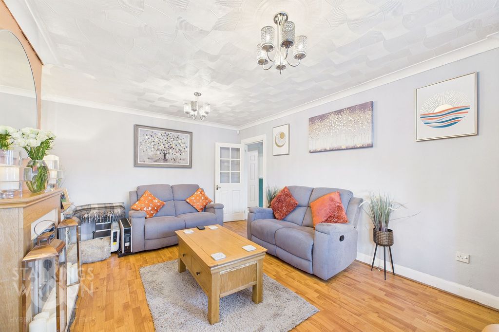 Property photo 2 of 32