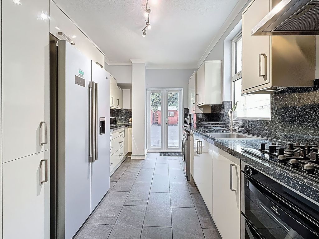 Property photo 3 of 19 Kitchen