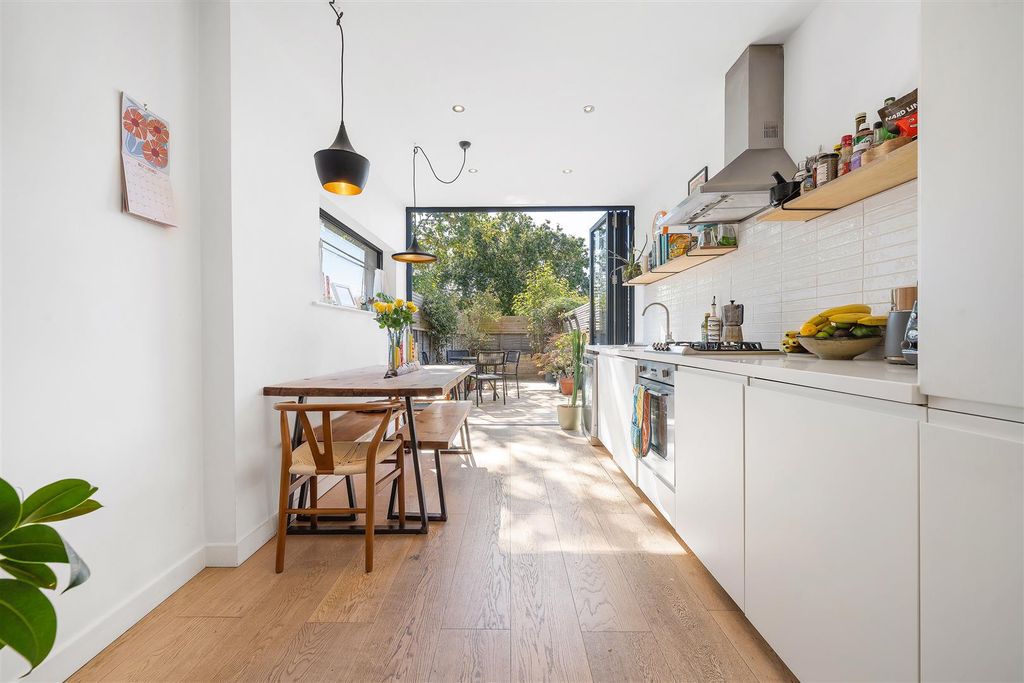 Property photo 2 of 15 Auckland Hill-12.Jpg