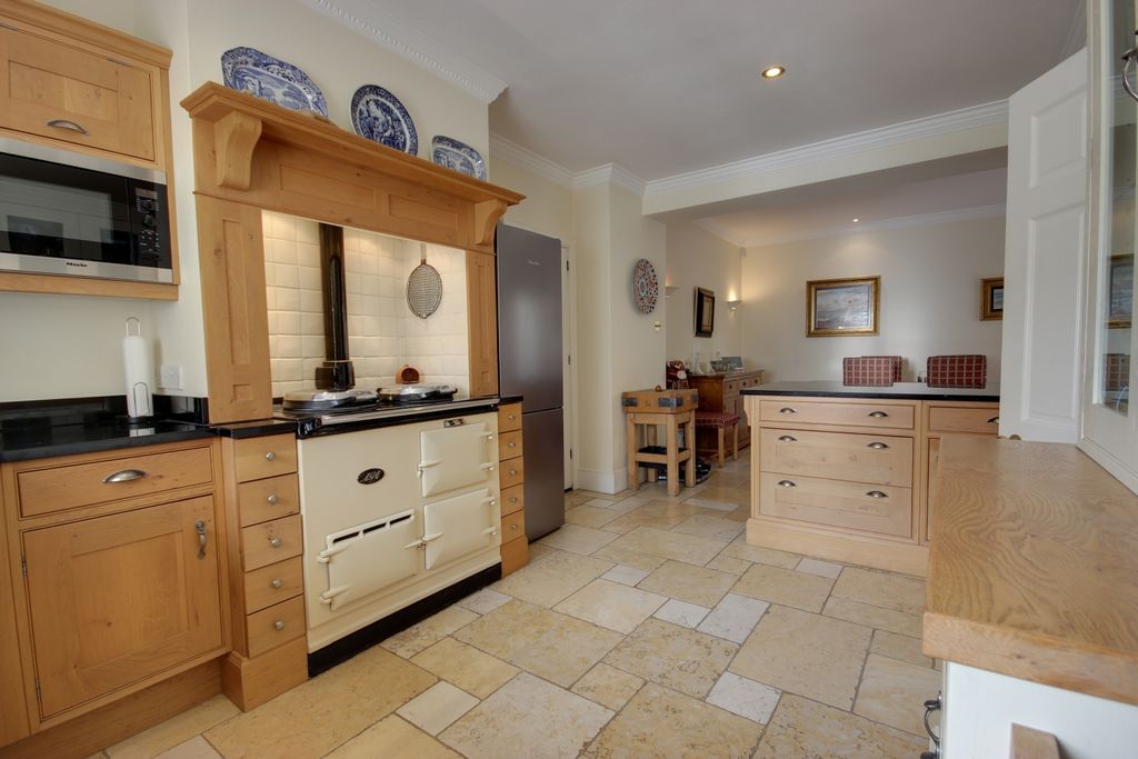 Property photo 3 of 25 1 Kit C