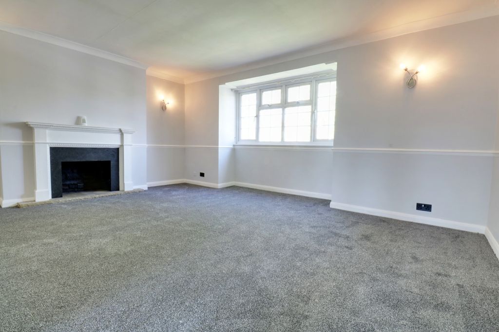 Property photo 2 of 15 4428701