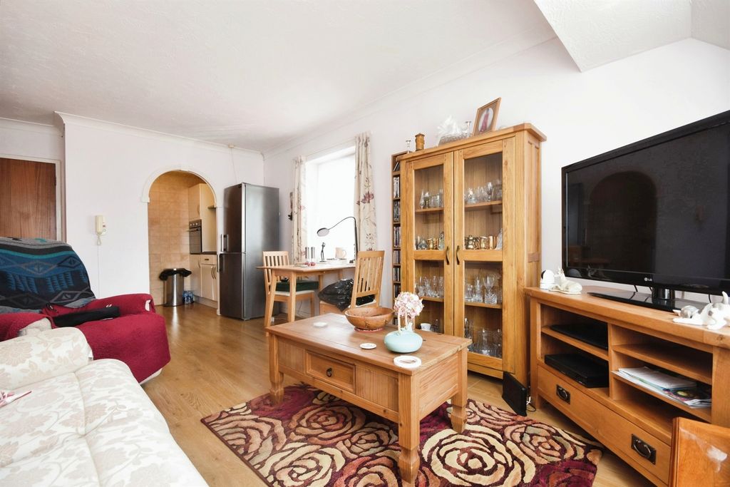 Property photo 3 of 17