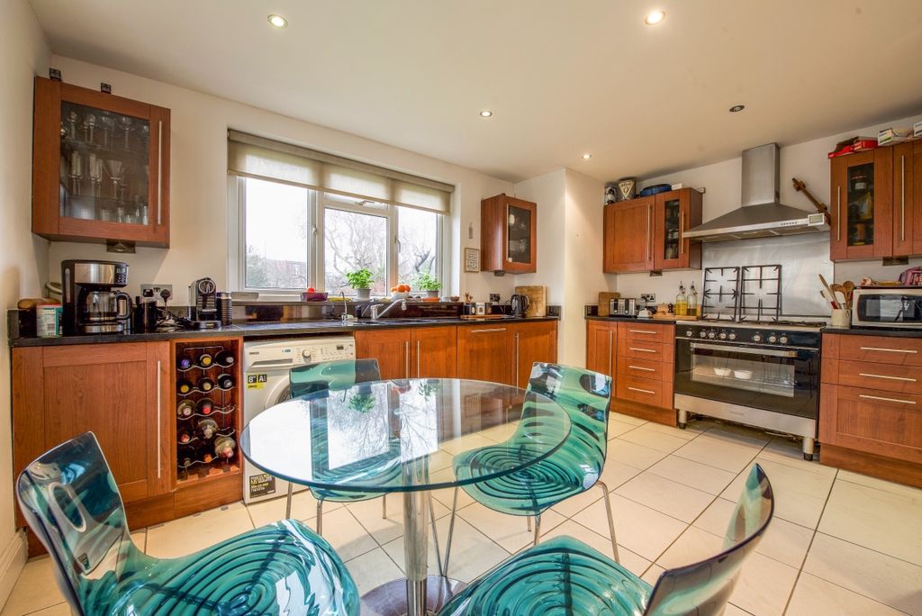 Property photo 3 of 11 Petersham Road