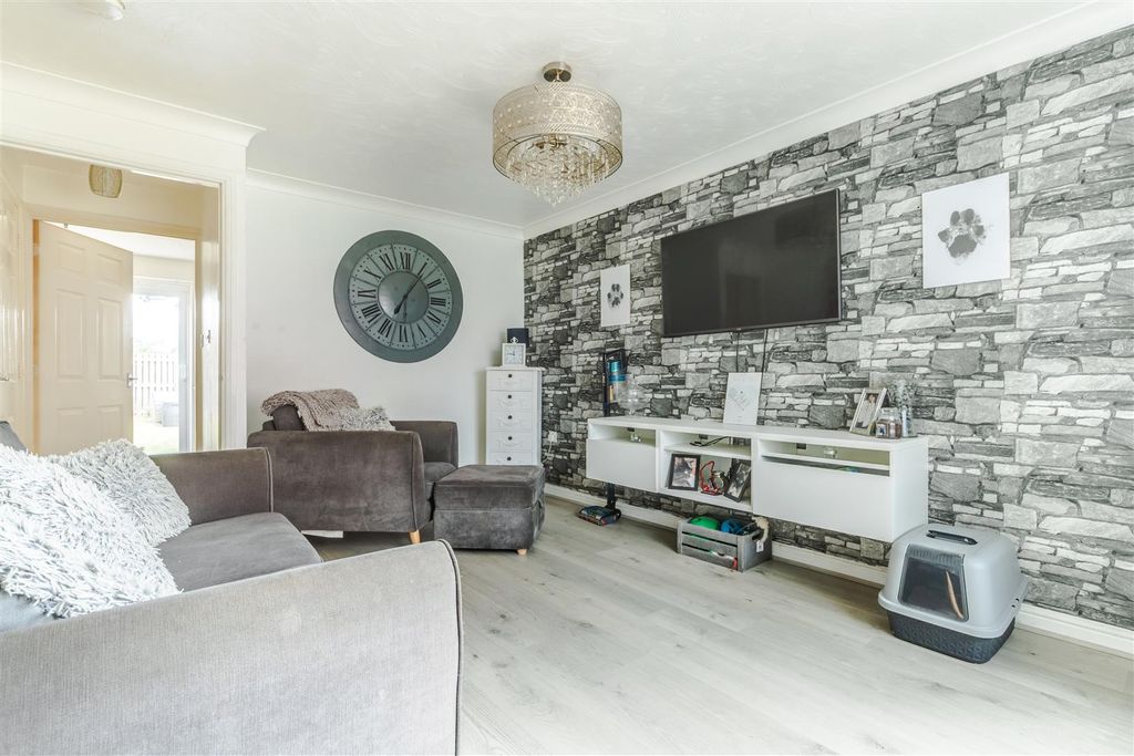 Property photo 3 of 13 Lounge
