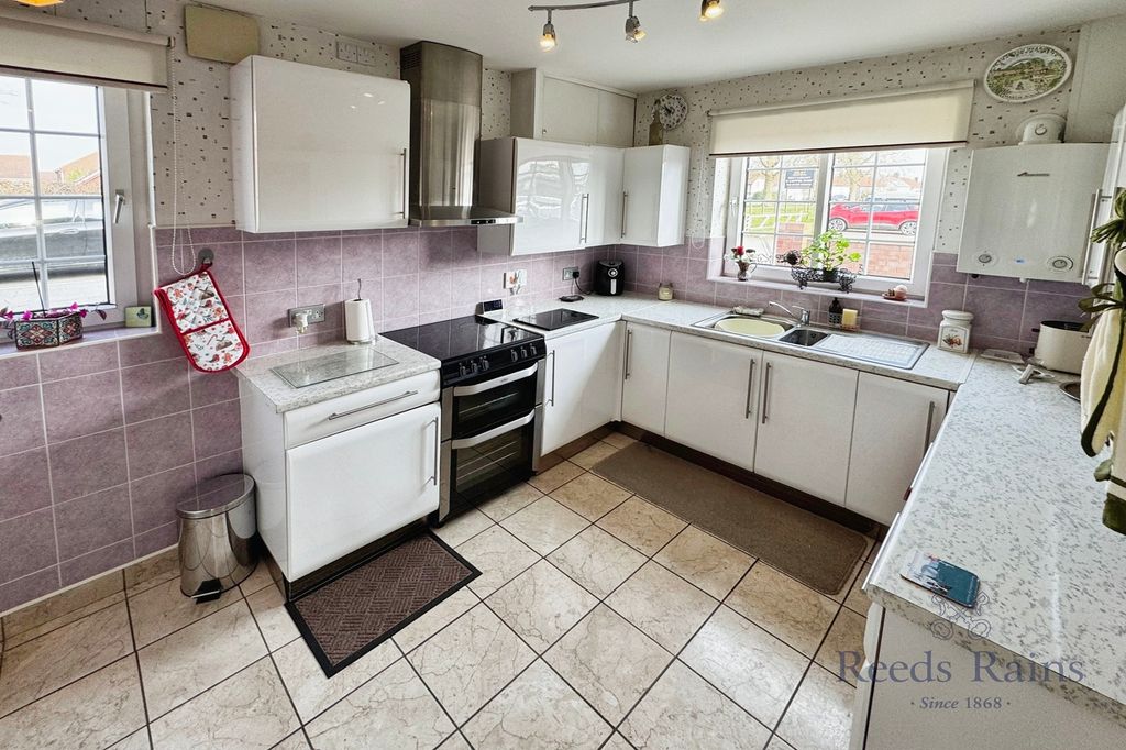 Property photo 2 of 19 Kitchen