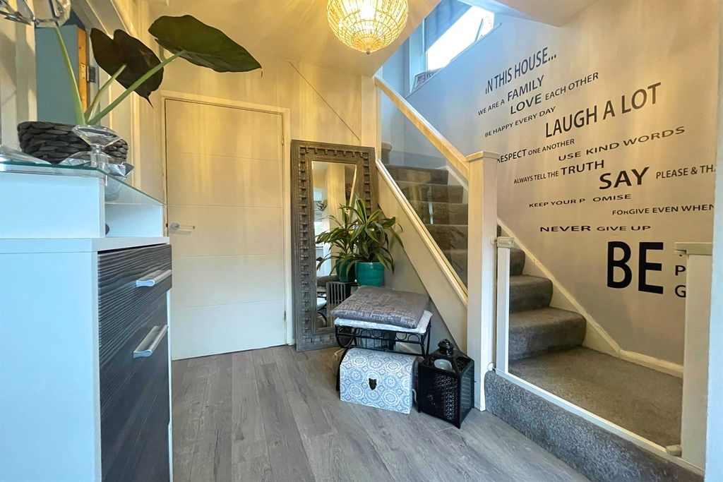 Property photo 2 of 17 Entrance Hall