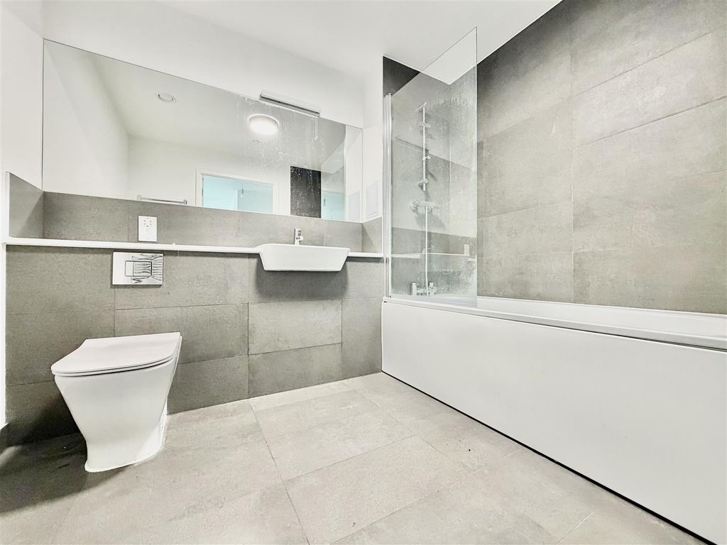 Property photo 2 of 11 Family Bathroom/ WC