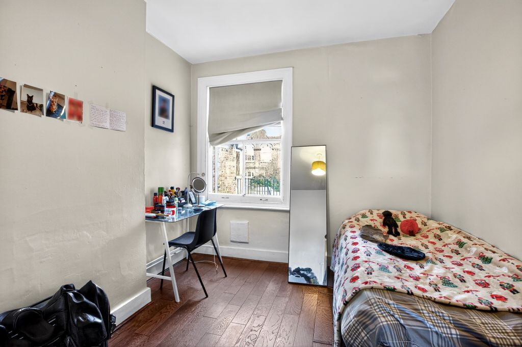 Property photo 3 of 9 Bedroom