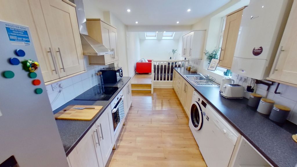 Property photo 2 of 11 Kitchen