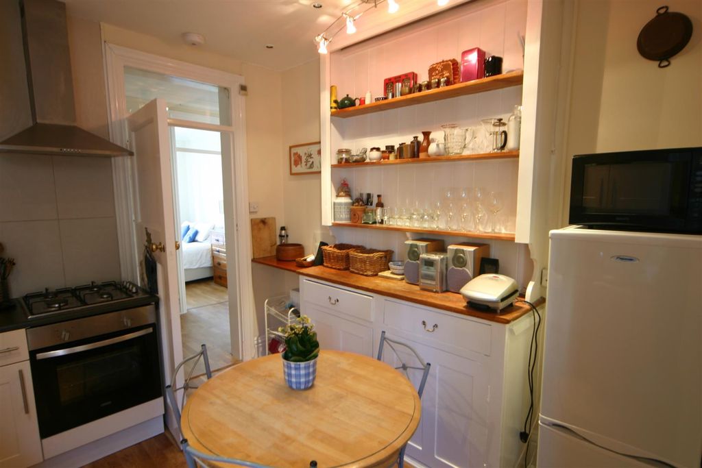 Property photo 3 of 12 Melcombe Court 15 Kit.Jpg