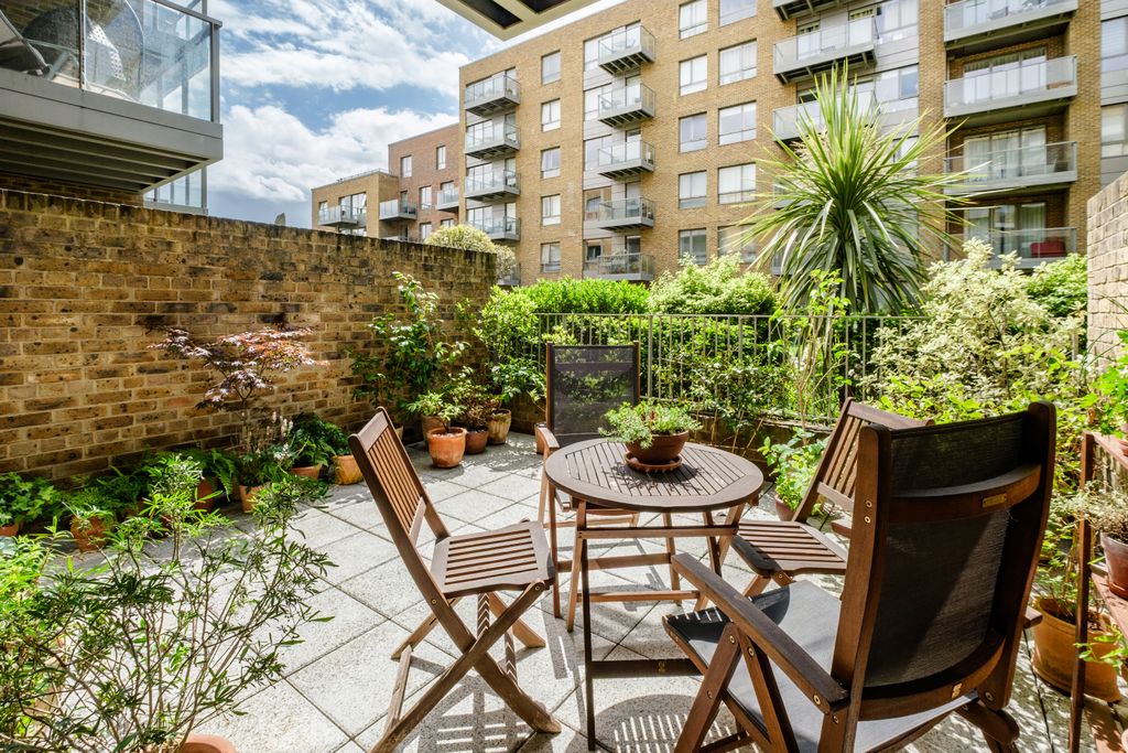Property photo 2 of 18 Terrace
