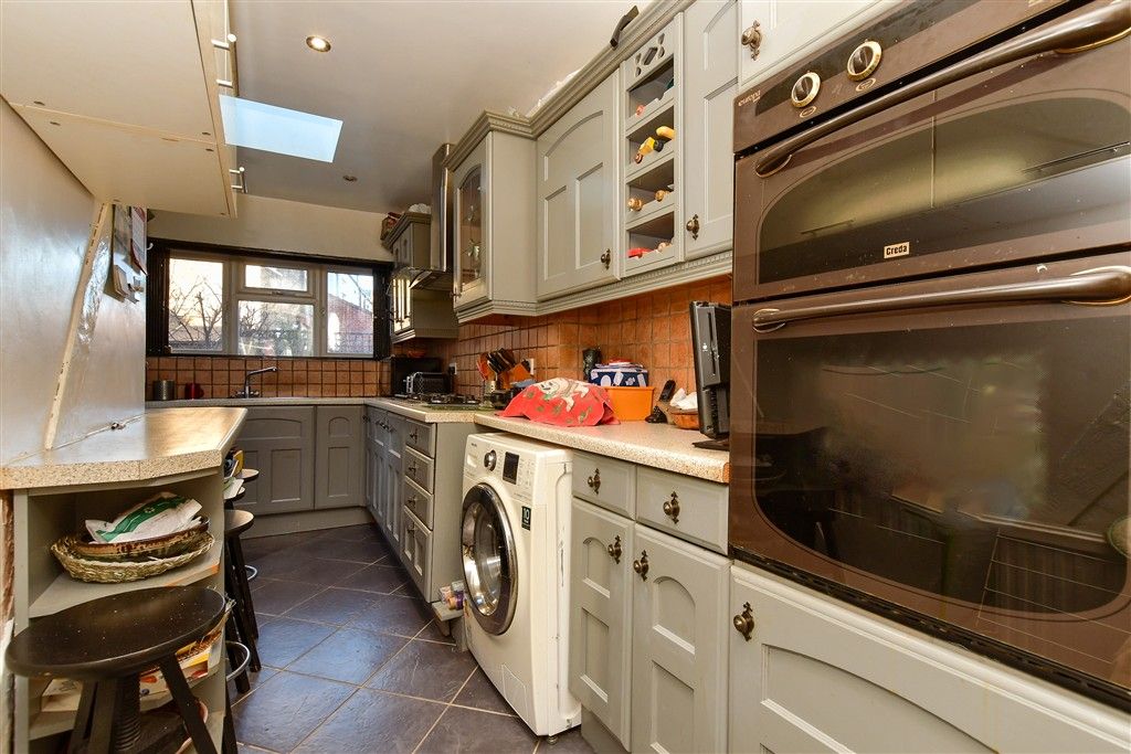 Property photo 3 of 12 Kitchen