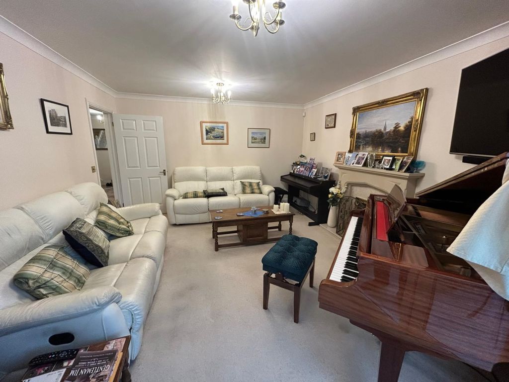 Property photo 3 of 16 Lounge