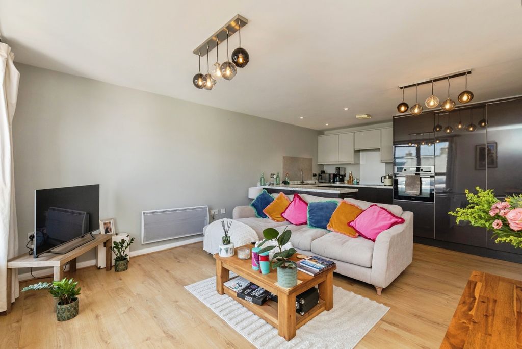 Property photo 3 of 8 Pbox-Img.Jpg