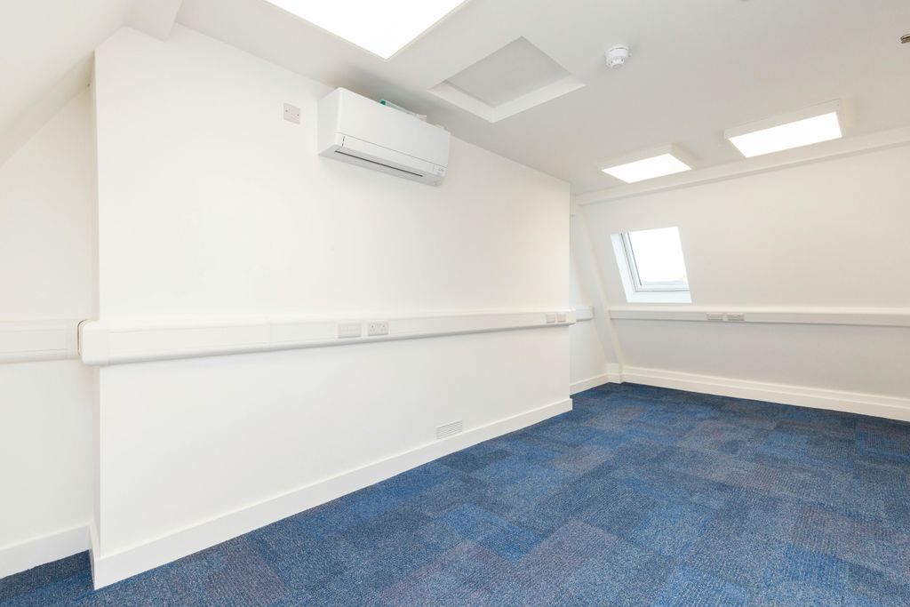 Property photo 2 of 9 303A Whitechapel Road 2.Jpg