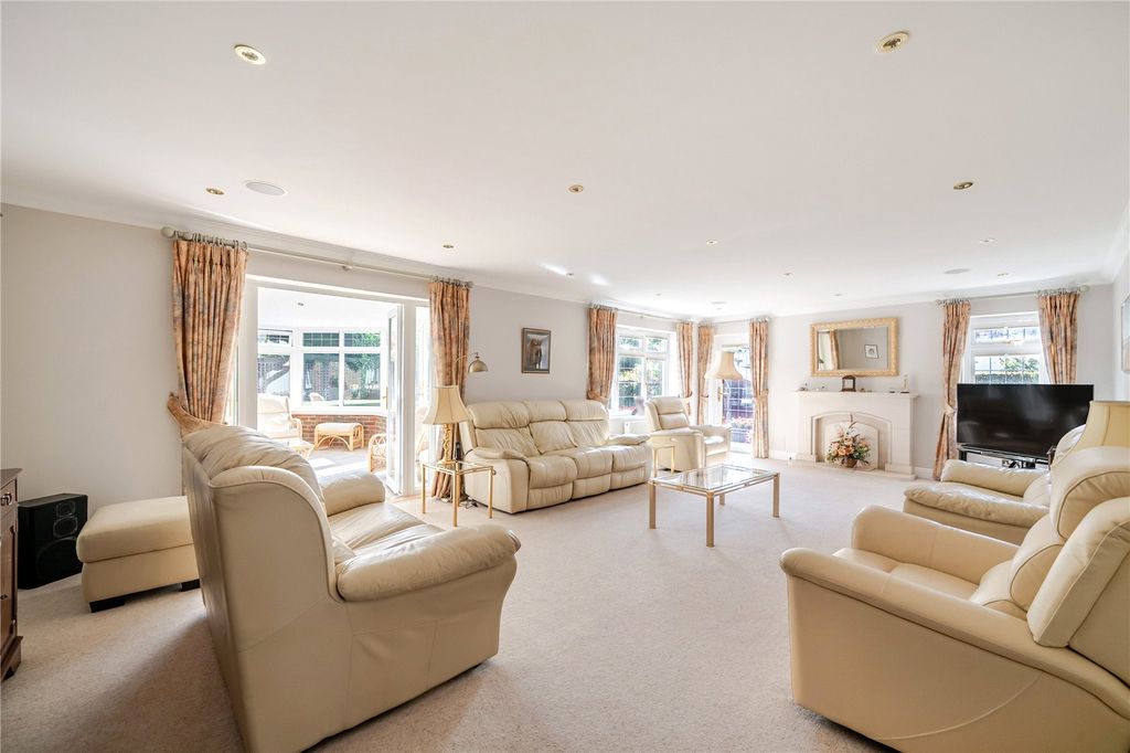 Property photo 3 of 28 Sitting Room