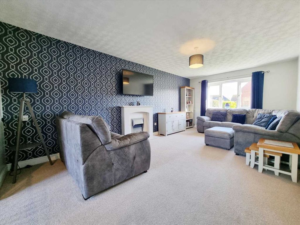 Property photo 2 of 16 Lounge: