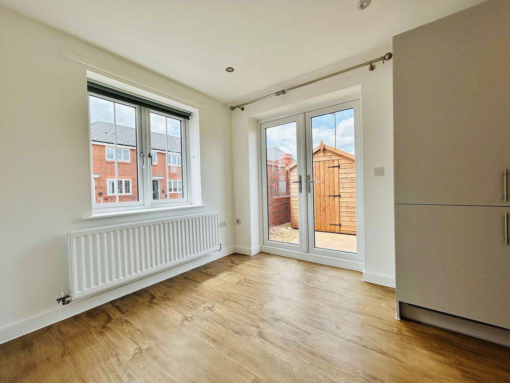 Property photo 3 of 11 Dining Room