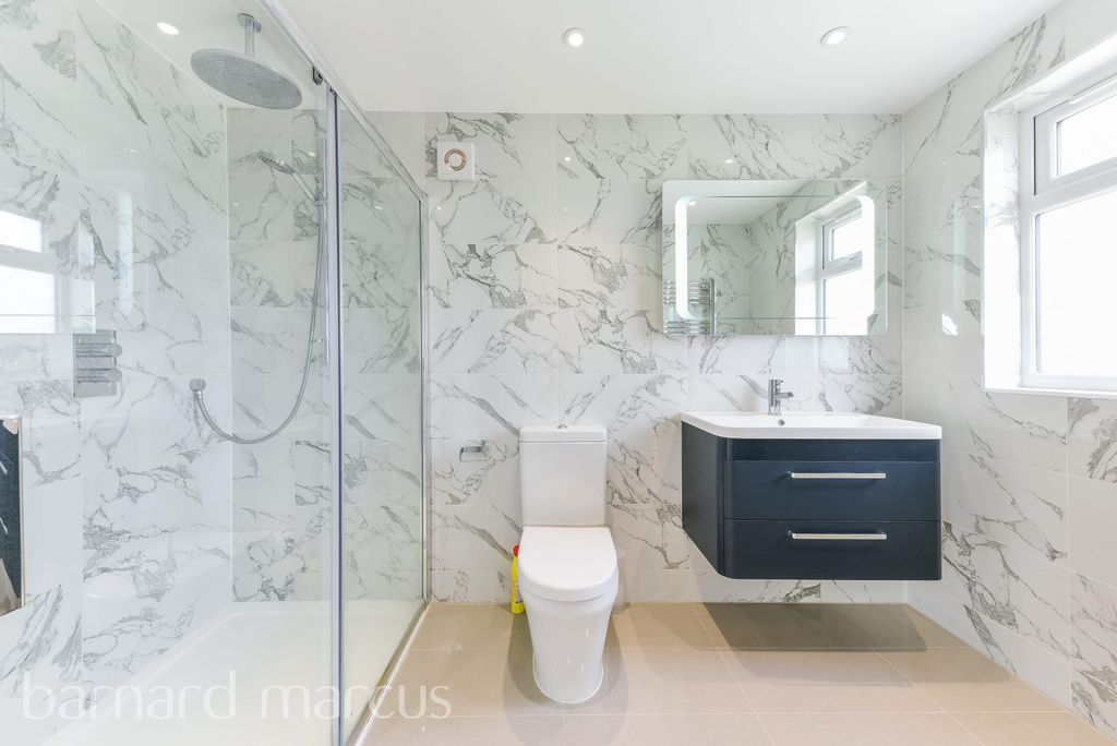 Property photo 1 of 8 Bathroom