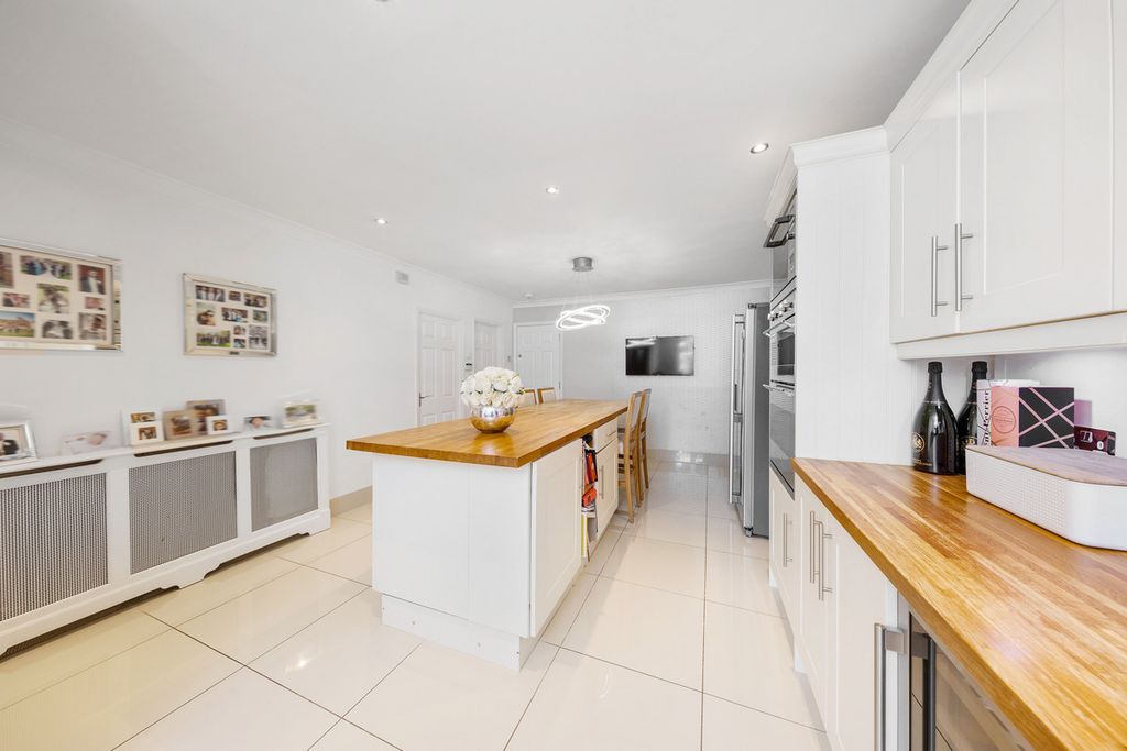 Property photo 3 of 28