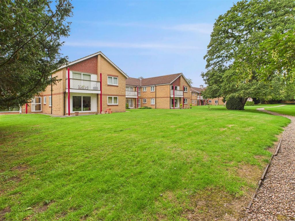 Property photo 1 of 15 Communal Gardens