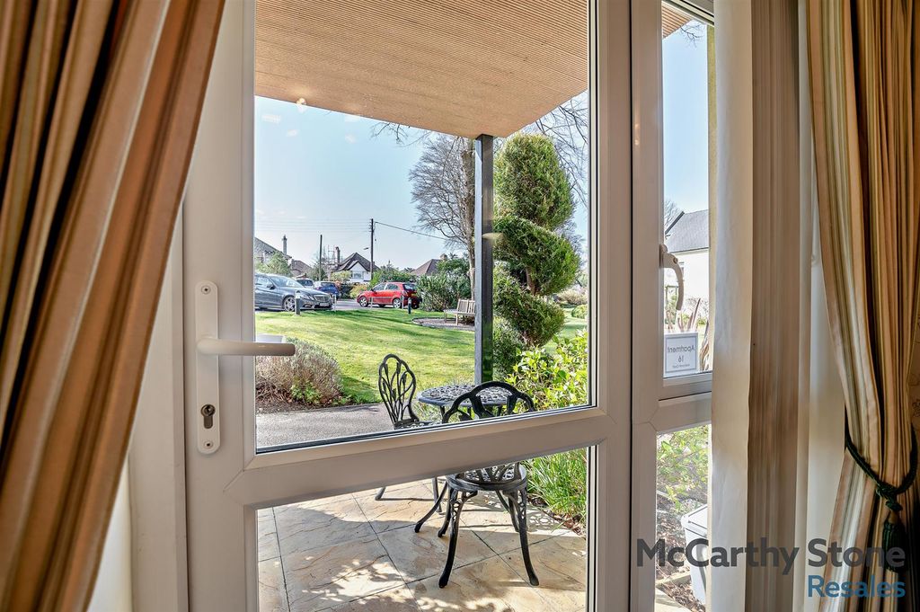 Property photo 3 of 20 Living Room