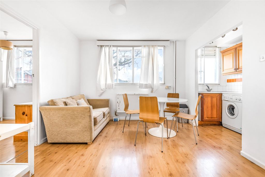 Property photo 1 of 8 Lounge