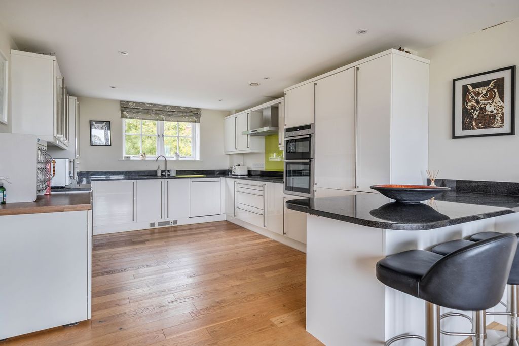 Property photo 3 of 23 Kitchen (2)