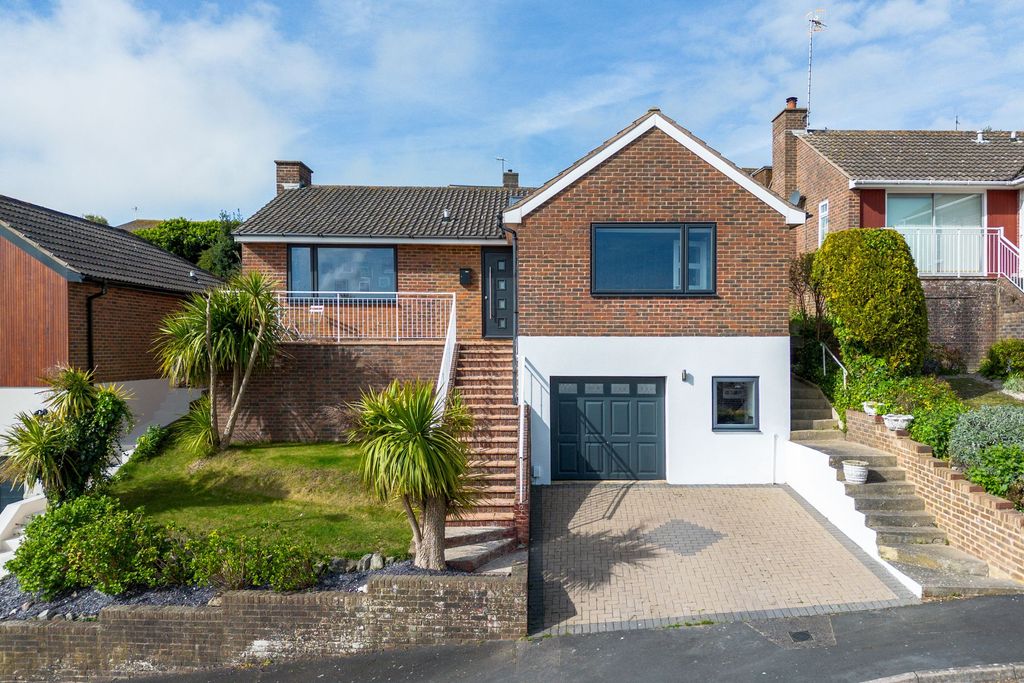 Property photo 1 of 31 Wanderdown Close