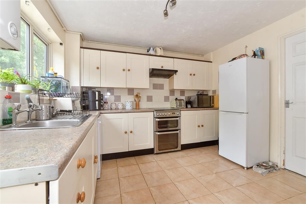 Property photo 3 of 11 Kitchen