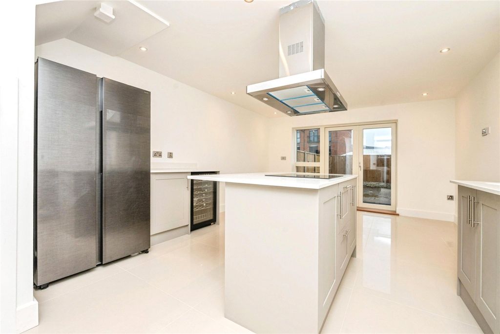 Property photo 2 of 16 Family Living Kitchn