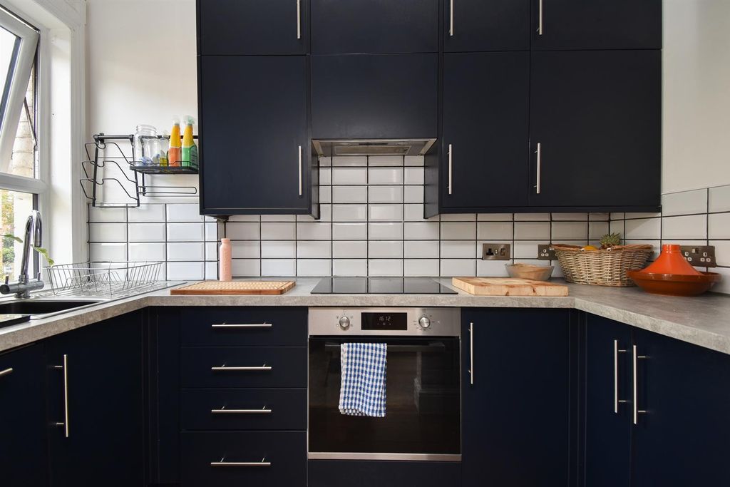 Property photo 3 of 19 Kitchen