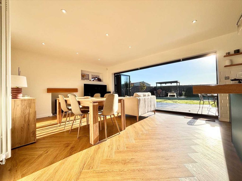 Property photo 2 of 33 Dining Kitchen